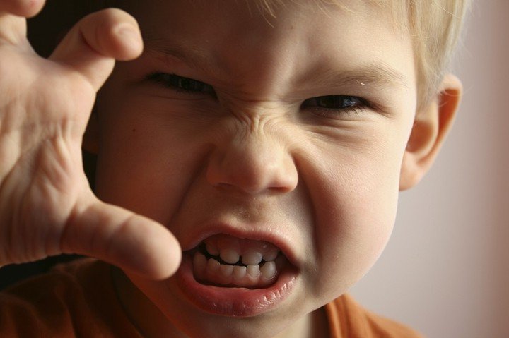Агресивна поведінка дитини: причини, як себе вести і впоратися з проявами
