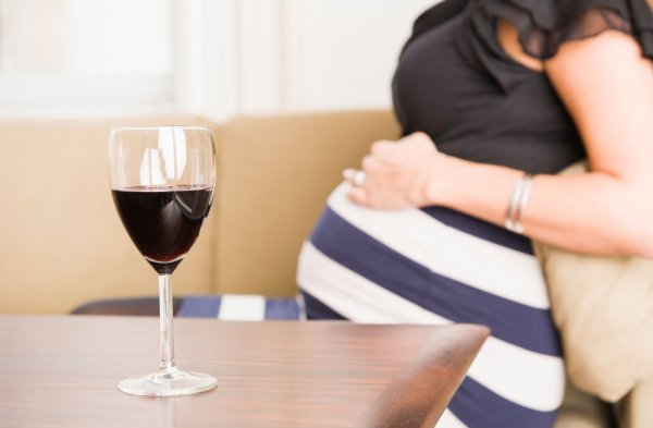 Алкоголь під час вагітності: чи можна пити вагітним