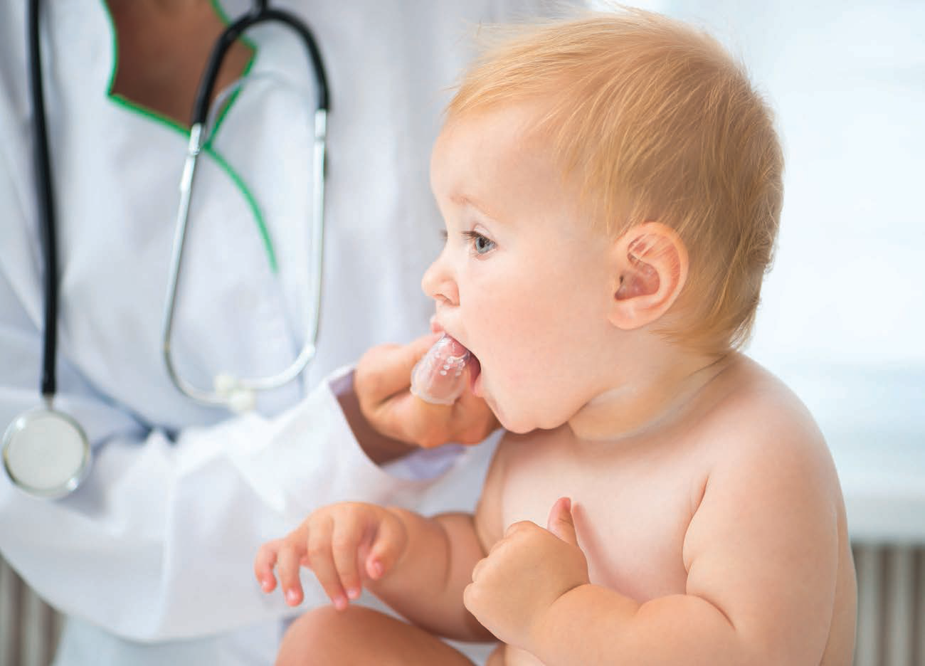 Білий наліт на язиці у немовляти: можливі причини, лікування, профілактика