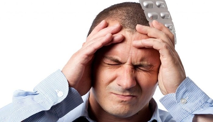 Болить голова після алкоголю: що робити, як позбавитися від похмілля