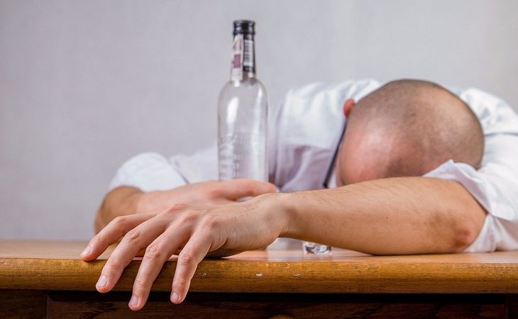 Що робити якщо чоловік пє: як жити з чоловіком алкоголіком