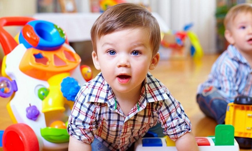 Що повинен уміти дитина в 1 рік і 1 місяць: норми розвитку і навички, вибір іграшок