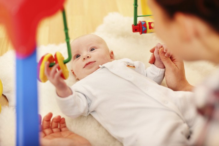 Що дитина повинна вміти в 3 місяці: норми розвитку, які навички та ігри з малюком