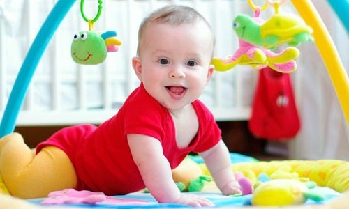 Що дитина повинна вміти в 4 місяці: норми розвитку, які навички