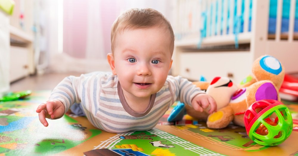 Що дитина повинна вміти в 4 місяці: норми розвитку, які навички