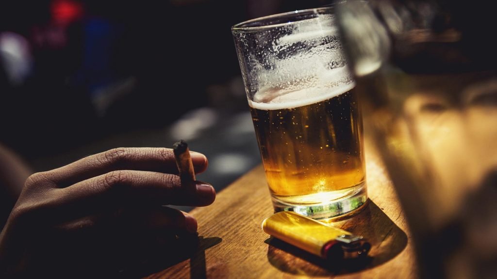 Що шкідливіше, алкоголь чи сигарети: шкода від куріння і алкоголю