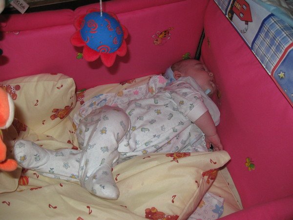Дитина перевертається уві сні на живіт і прокидається: причини і що робити