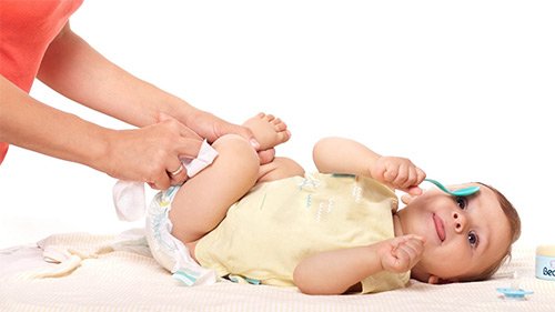 Як часто міняти підгузник новонародженому: правила для хлопчиків і дівчаток