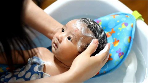 Як мити голову новонародженого: частота і які засоби обрати