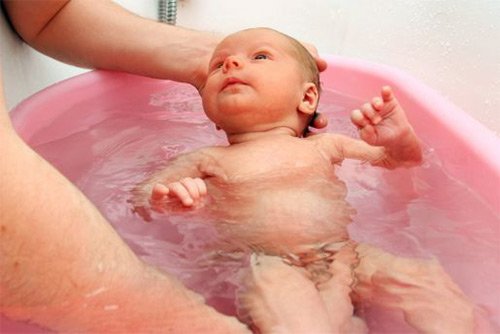 Як розвести марганцівку для купання новонародженого: скільки потрібно додавати