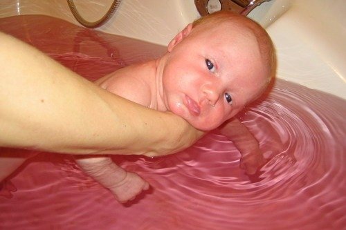 Як розвести марганцівку для купання новонародженого: скільки потрібно додавати