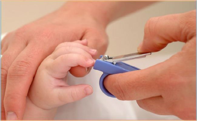 Як стригти нігті новонародженому правильно і коли можна перший раз