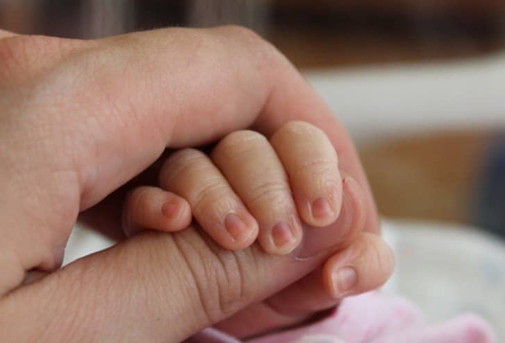Як стригти нігті новонародженому правильно і коли можна перший раз