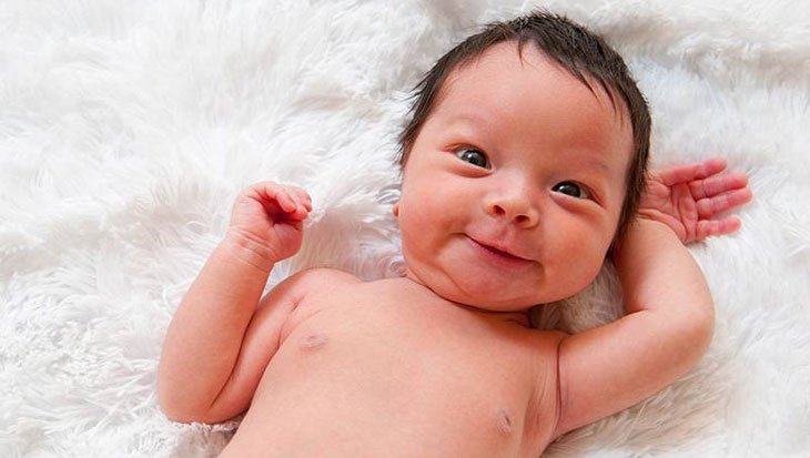 Коли новонароджений починає бачити: норми розвитку зору по місяцях і відхилення