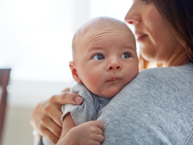 Коли новонароджений починає бачити: норми розвитку зору по місяцях і відхилення