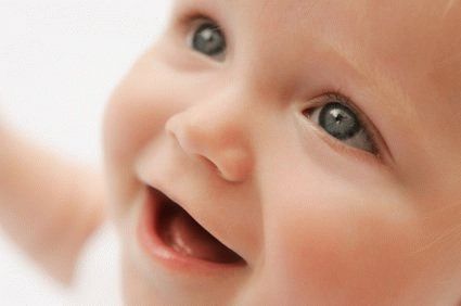 Коли дитина починає усміхатися і сміятися усвідомлено в голос: як прискорити