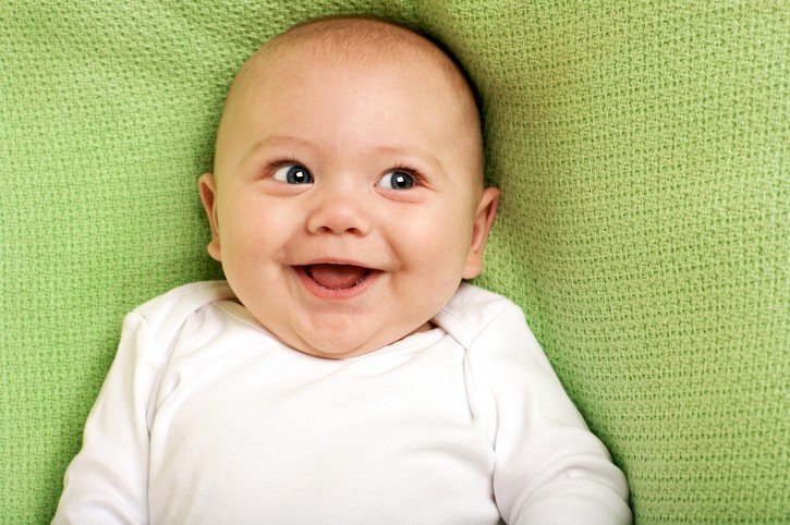 Коли дитина починає усміхатися і сміятися усвідомлено в голос: як прискорити