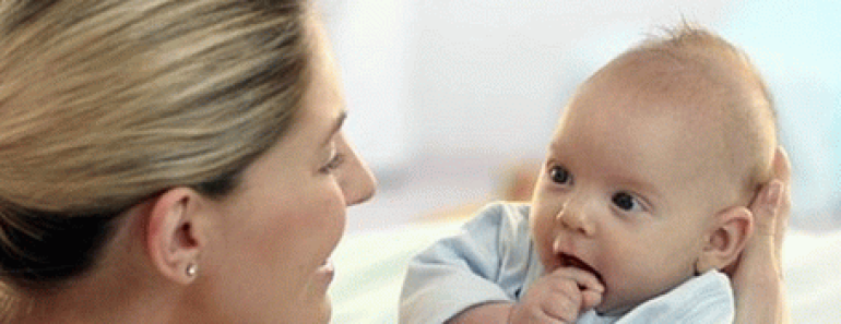 Коли дитина починає впізнавати маму: терміни, особливості розвитку зору у новонародженого