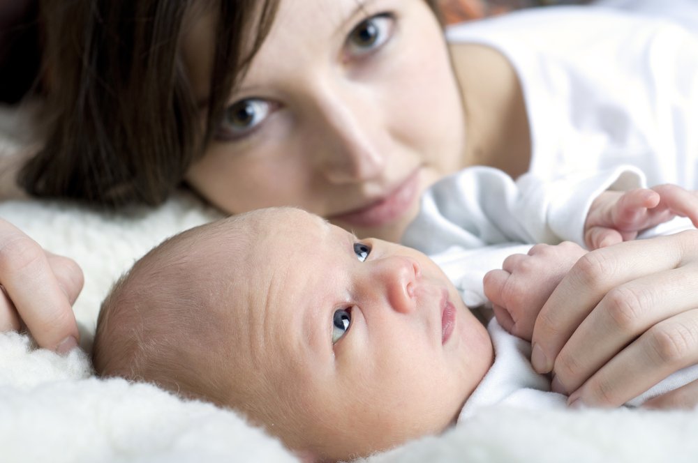 Коли дитина починає впізнавати маму: терміни, особливості розвитку зору у новонародженого