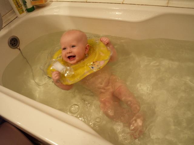 Коло для купання немовлят: зі скількох місяців, як одягнути і вибрати