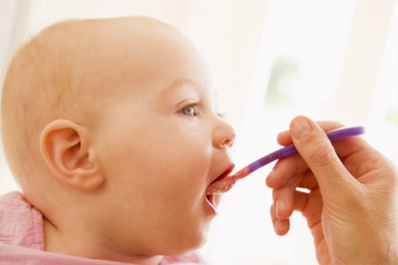 Кукурудзяна каша для немовляти: рецепт на молоці та воді, як варити, користь і шкода