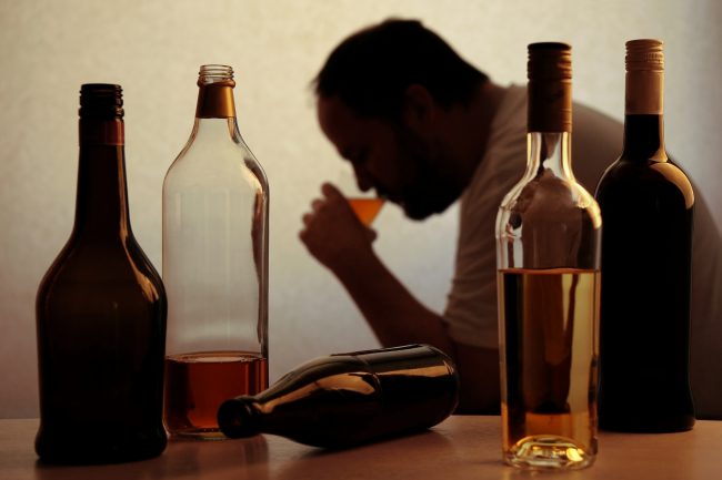 Чоловічий алкоголізм: ознаки, симптоми, стадії, лікування