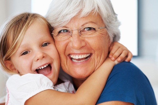 Чи зобовязана бабуся сидіти з онуками: роль у вихованні, як повинна себе вести
