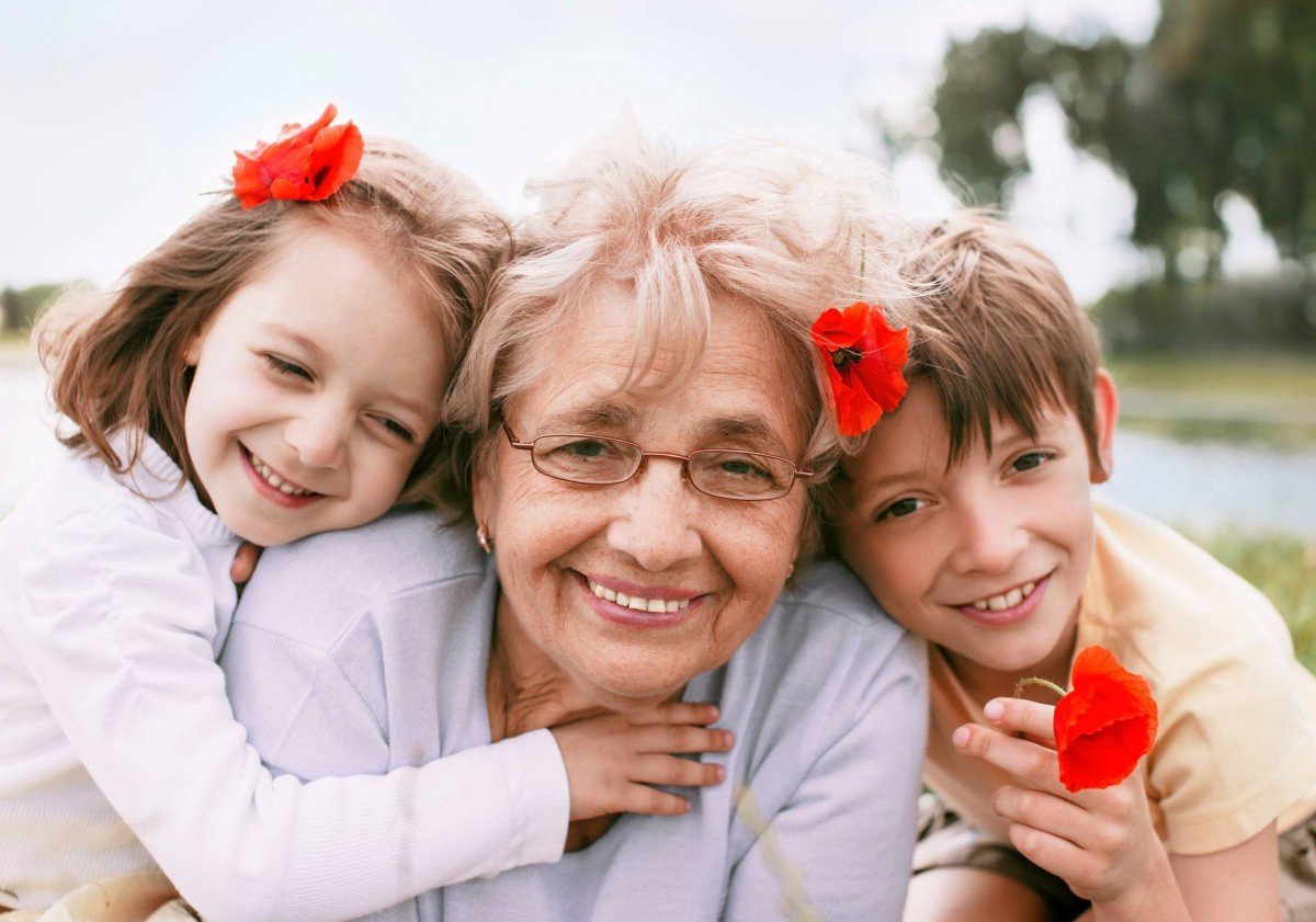 Чи зобовязана бабуся сидіти з онуками: роль у вихованні, як повинна себе вести