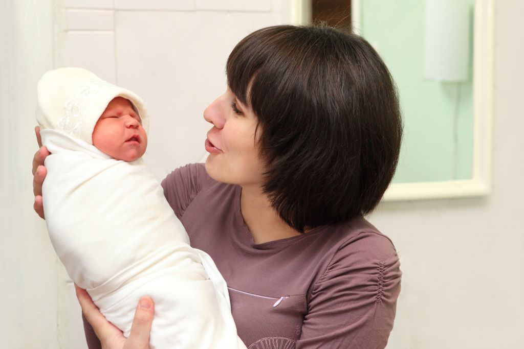 Сповивання новонародженого: алгоритм дій, види, техніки і способи покроково