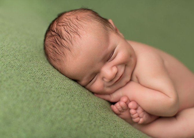 Чому немовлята посміхаються у сні: причиныи коли варто звернутися до лікаря