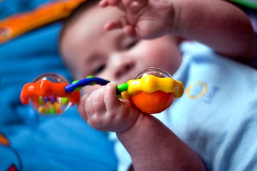 Брязкальця для новонароджених: коли дитина починає реагувати і грати