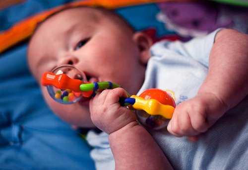 Брязкальця для новонароджених: коли дитина починає реагувати і грати