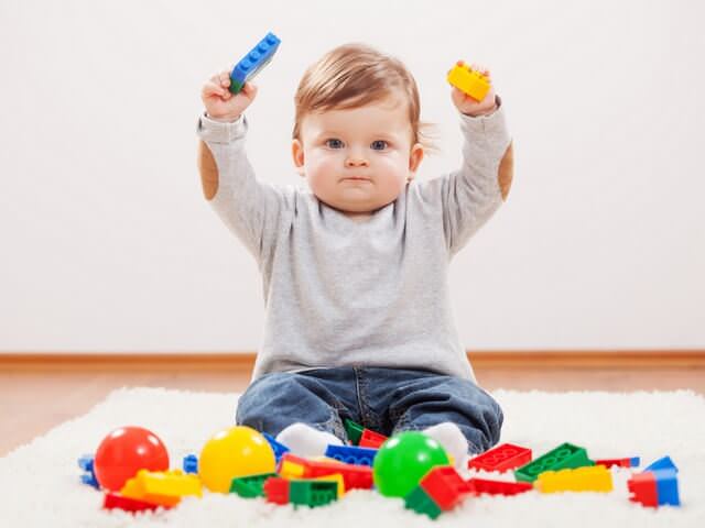 Розвиток дитини в 1 рік: що повинен уміти малюк і як з ним грати, основні навички