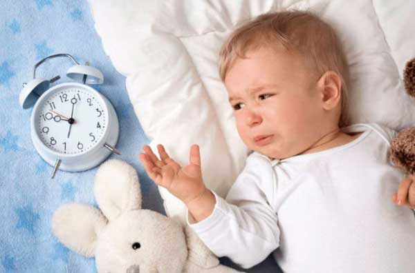 Дитина прокидається вночі з істерикою: причини і що робити