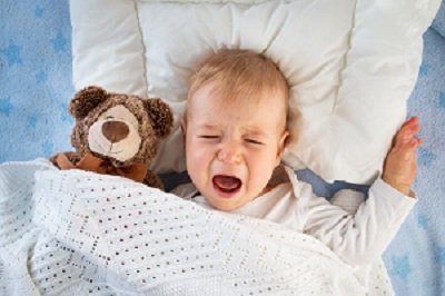 Дитина прокидається вночі з істерикою: причини і що робити