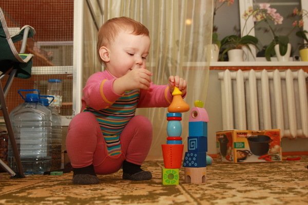Дитина в 7 місяців: що повинен вміти робити, як з ним грати і норма розвитку