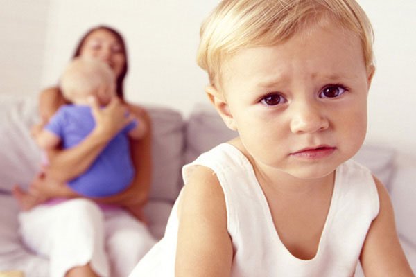 Ревнощі старшої дитини до новонародженого: поради психолога і що робити