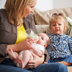 Ревнощі старшої дитини до новонародженого: поради психолога і що робити