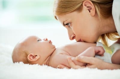 Режим дня дитини в 2 місяці: розпорядок малюка на грудному і штучному вигодовуванні