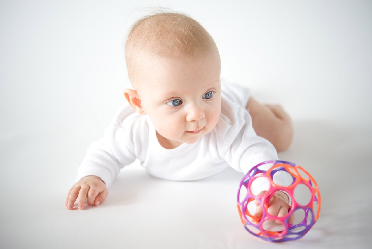 Режим дня дитини 7 місяців: приблизний розпорядок по годинах, процедури та ігри