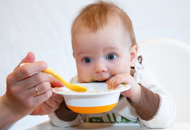 Режим дня дитини 8 місяців: як правильно скласти розпорядок харчування, сну і прогулянок