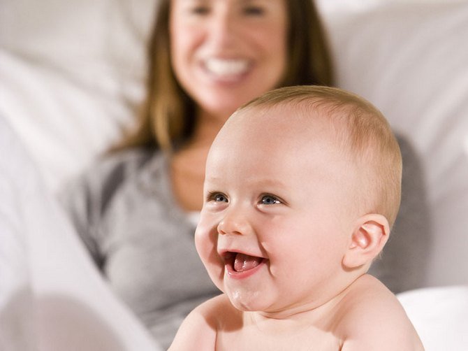 Режим дня дитини 9 місяців: приблизний розпорядок по годинах та поради