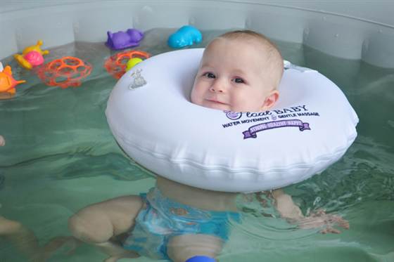 Шапочка для купання немовлят: призначення та різновиди, правила вибору