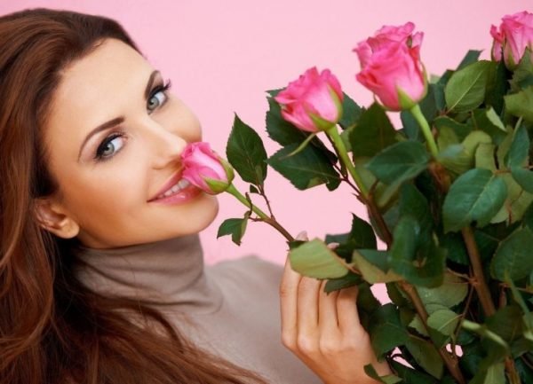 Скільки троянд можна і потрібно дарувати жінці і дівчині: вибір кольору і кількість