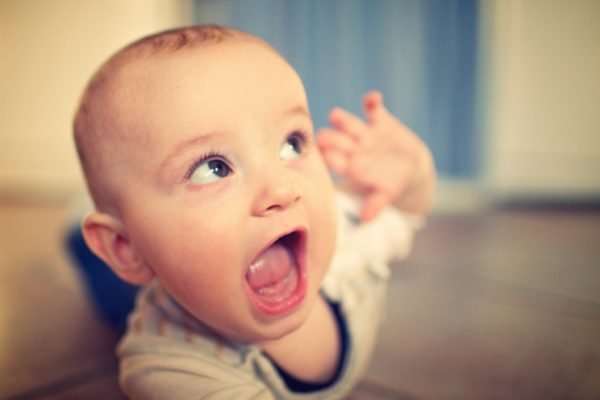 Слух у новонародженої дитини: етапи розвитку, коли починає чути, як перевірити