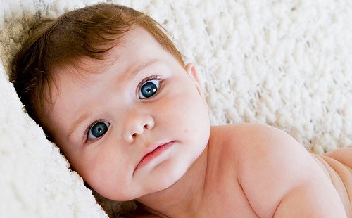 Слух у новонародженої дитини: етапи розвитку, коли починає чути, як перевірити