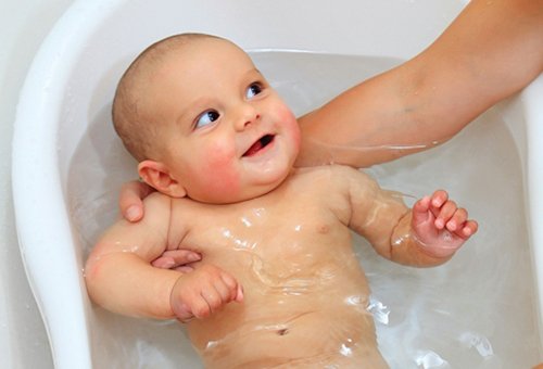 Температура води для купання новонародженої дитини: яка повинна бути
