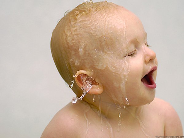 Температура води для купання новонародженої дитини: яка повинна бути