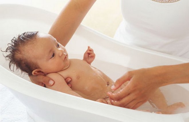 Ранковий туалет новонародженого: алгоритм проведення і як доглядати щодня