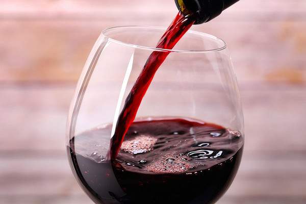 Вино і тиск, підвищує або понижує: як вино впливає на судини